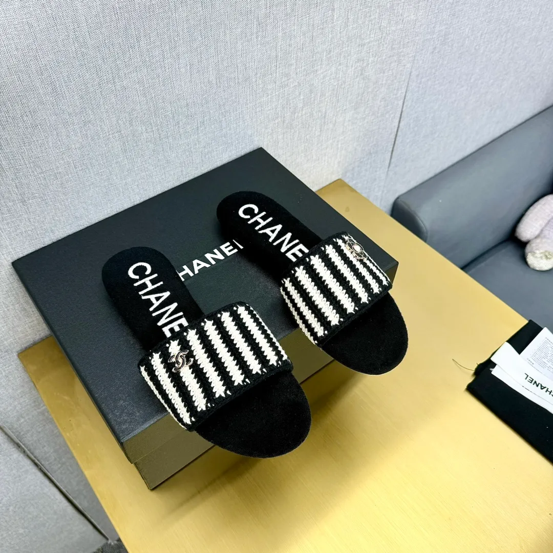 👟👟Ex-factory price 440👟👟 The top version of Chanel Chanel 24P catwalk style flip-flops, sandals. A pair of summer slippers that are super beautiful and increased in height. The cloth surface is younger and more fashionable than leather. The upper foot is too friendly for girls, a perfect height-increasing artifact! Upper: original customized cloth/calf leather lining: sheepskin water table/outsole: original molding, genuine leather outsole Size: 35-39 (40/41 customized)